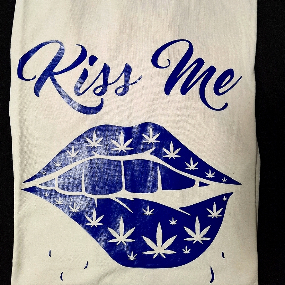 KISS ME T-SHIRT